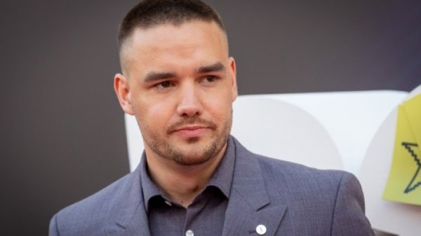 Лиъм Пейн, One Direction

Бившият член на момчешката банда One Direction Лиъм Пейн бе открит мъртъв след падане от третия етаж на хотел в Буенос Айрес на 16 октомври. Смъртта на 31-годишния певец е настъпила в сряда в хотел на улица Коста Рика в квартал Палермо. Пейн е получил „много сериозни наранявания, несъвместими с живота, в резултат на падането“. Групата One Direction се зароди през 2010 г., когато тогавашните тийнейджъри Пейн, Найл Хоран, Хари Стайлс, Луис Томлинсън и Зейн Малик се явиха на британското телевизионно състезание „X Factor“. През 2016 г. групата обяви, че излиза в безсрочна почивка, но не се разделя. През същата година Пейн обяви, че работи по солов албум, следвайки стъпките на другите членове на групата.